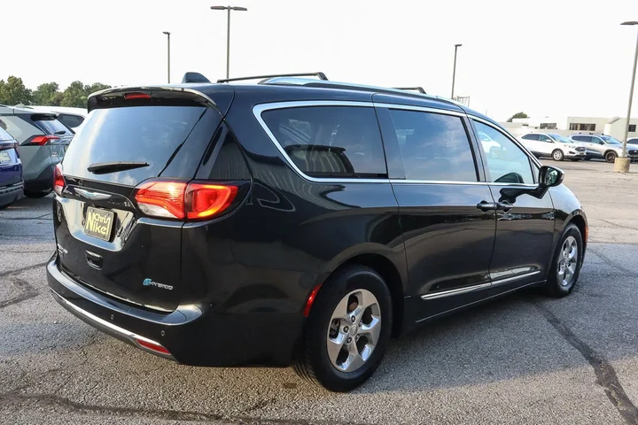 $15649 : 2018 Pacifica Hybrid Limited image 4