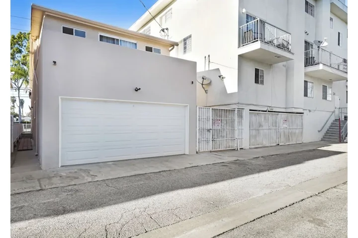 $1900 : 2 Bedroom Apt in Koreatown image 1