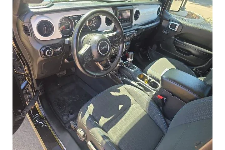 $37995 : Jeep Wrangler 2021 4x4 Islan image 7