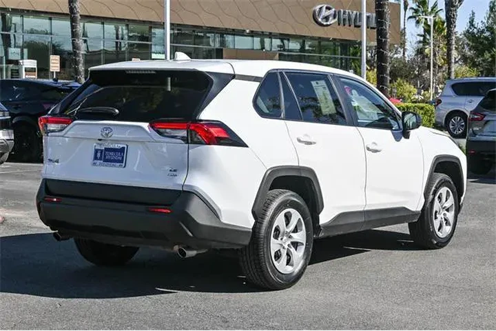 $26000 : Toyota RAV4 2024 AWD LE 4dr image 4
