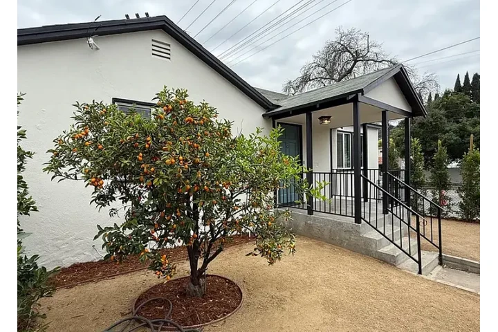 $1880 : 2Beds & 2.5Baths Strickland Av image 1