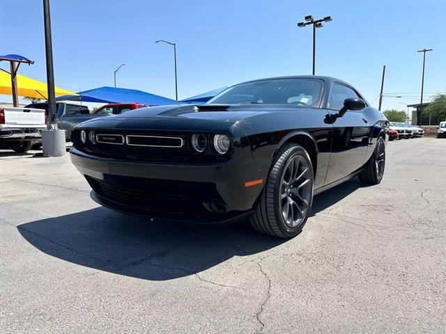 $27995 : Pre-Owned 2019 Challenger SXT image 1