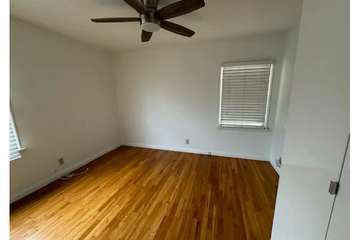 $2400 : 3 Bedroom Home in Los Angeles image 5
