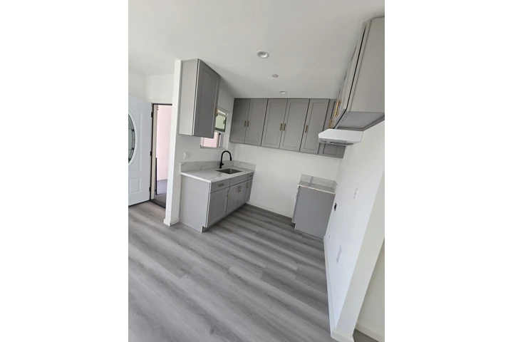 $2600 : New apartment by usc image 5