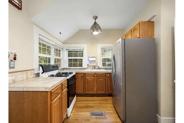 $1390 : Charming 2bed/1bath house image 2