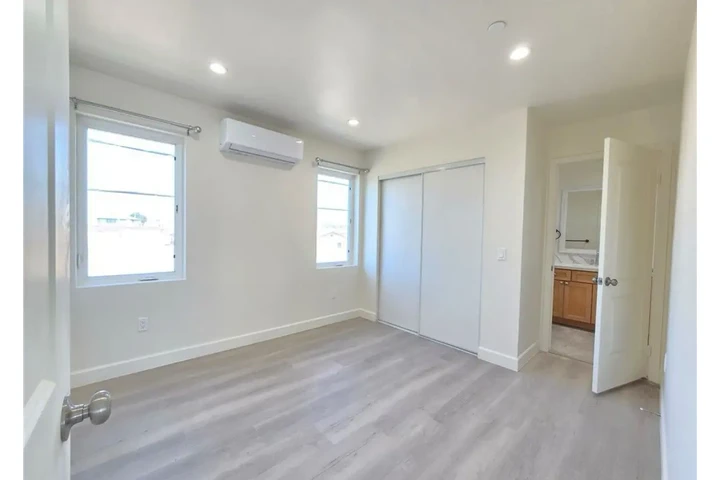 $2345 : Nice 3 Bed/2Bath Apt in LA image 6