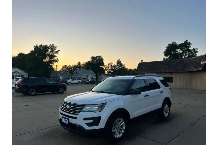 $13500 : 2016 Explorer One Owner | Dic image 6
