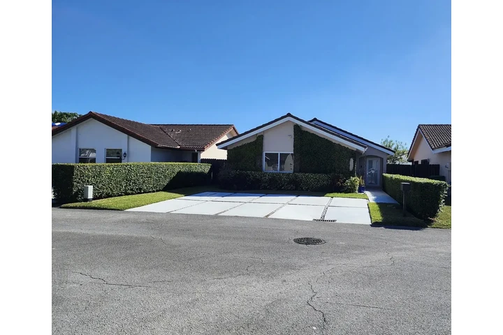 $1000 : charming Spacious home image 1