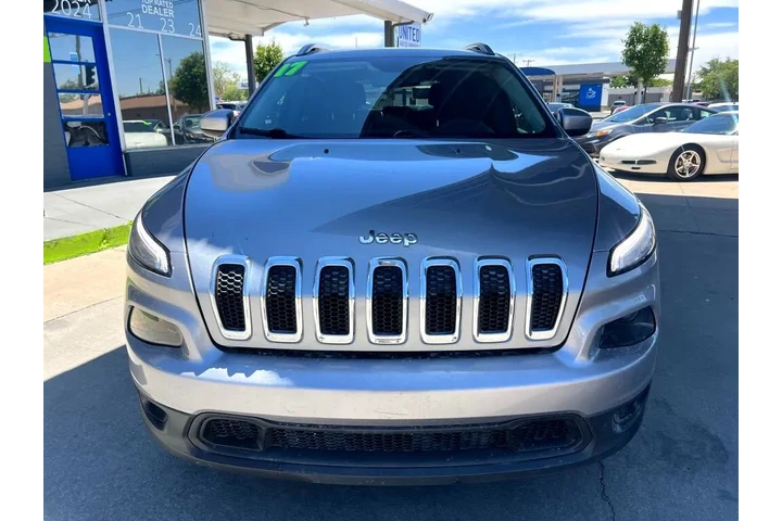 2017 Cherokee Latitude FWD image 2