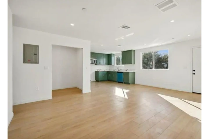 $2300 : single family house image 1