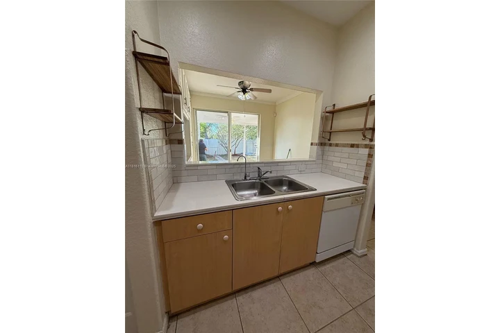$2700 : Townhouse For Rent 3/2 image 4