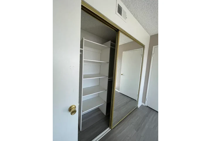 $2200 : Beautiful 2 beds 2 bath image 2