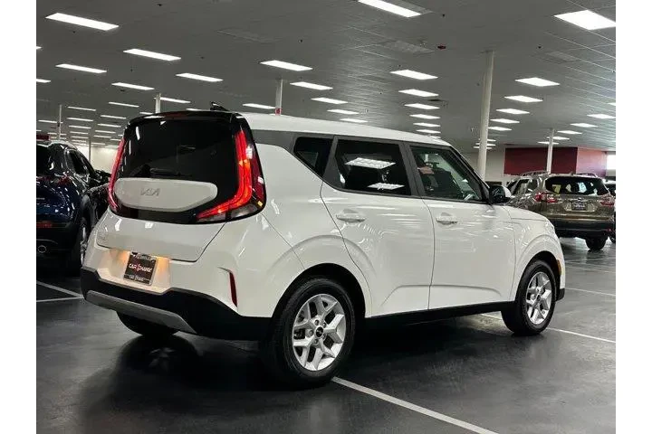 $17708 : Kia Soul 2024 LX 4dr Crossov image 9