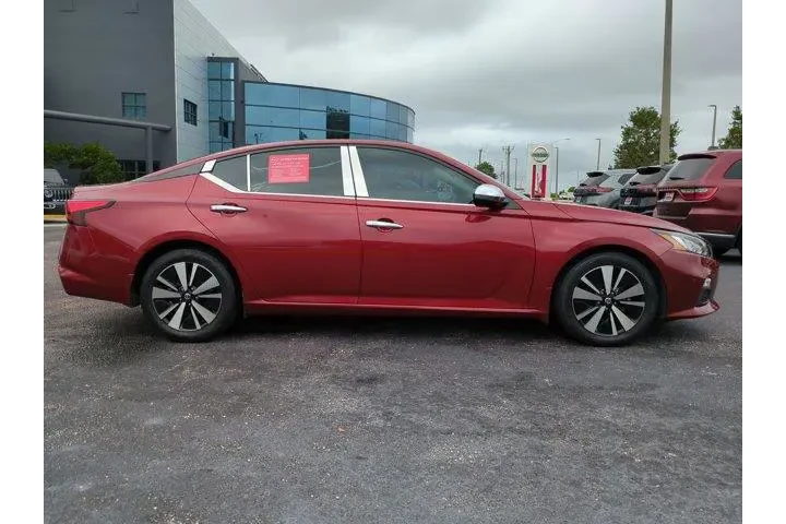 $17988 : Nissan Altima 2021 2.5 SV 4d image 3