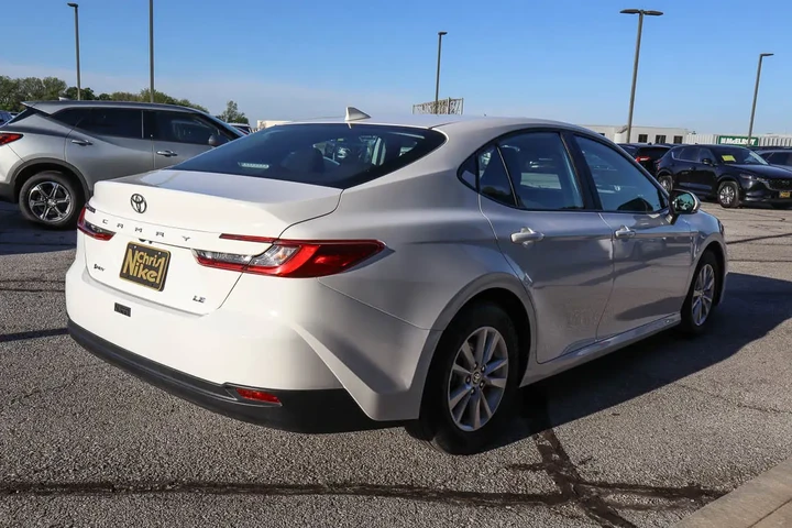 $26587 : 2025 Camry LE image 4