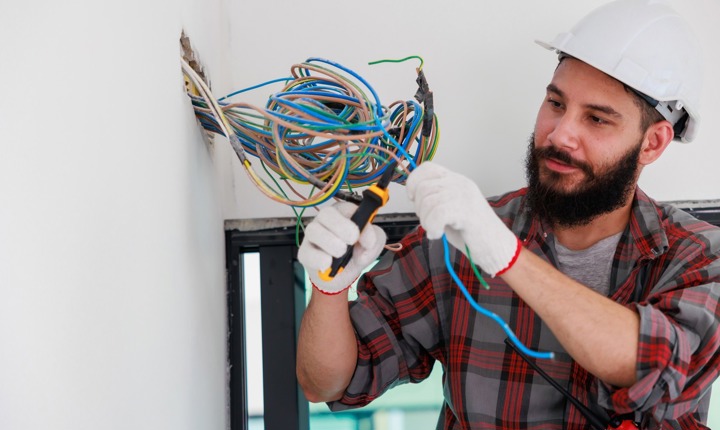 Los electricistas instalan, mantienen y reparan sistemas eléctricos en viviendas, oficinas, locales comerciales e industriales