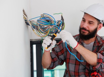 Los electricistas instalan, mantienen y reparan sistemas eléctricos en viviendas, oficinas, locales comerciales e industriales