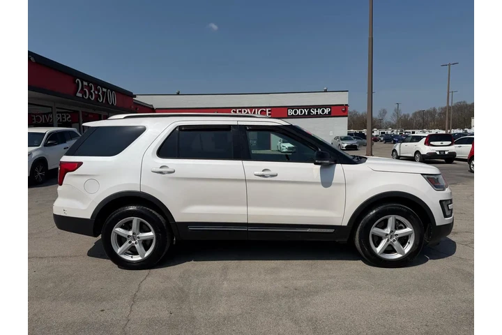 2016 Explorer XLT image 1