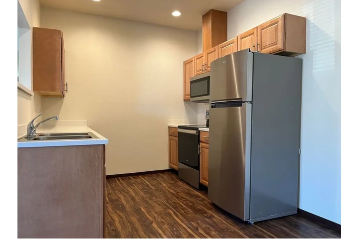 $1050 : Rent image 6