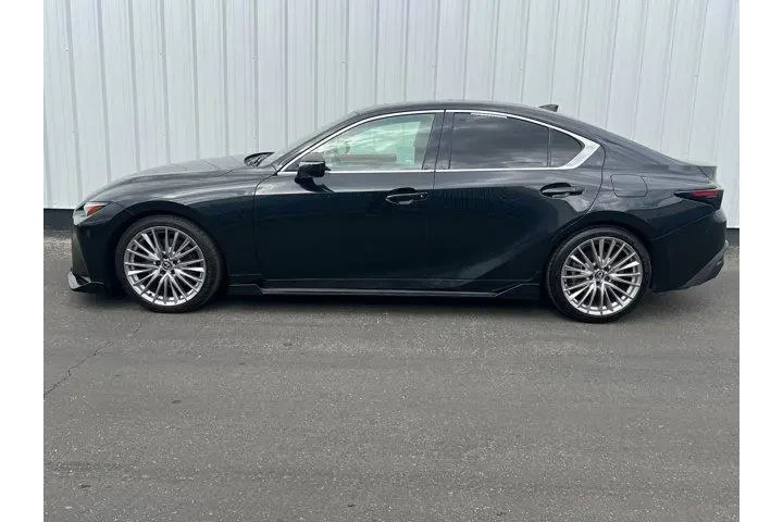 $32994 : Lexus IS 300 2023 4dr Sedan image 1