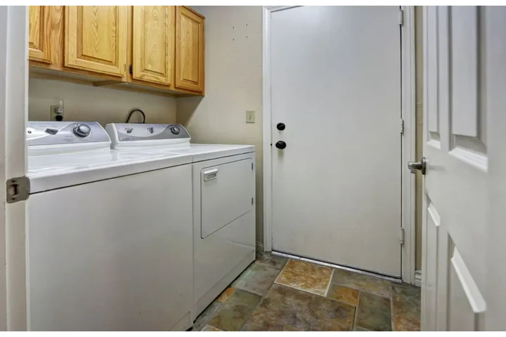 $1400 : 3Bed/2Bath Home in Las Vegas image 7