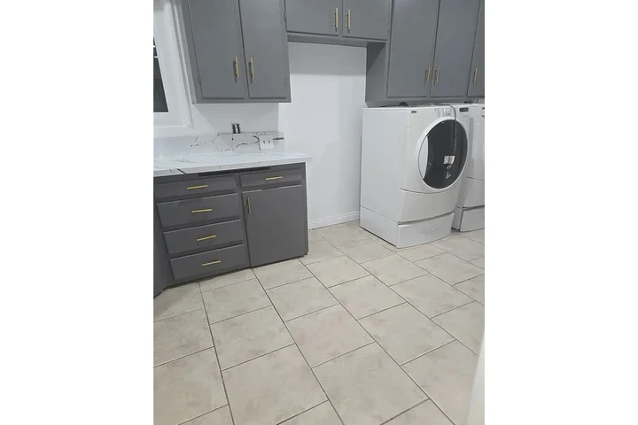 $1200 : Beautifully remodeled 2-bed, 1 image 3