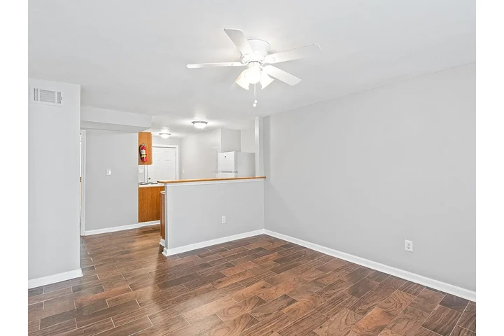 $1002 : 2bd 1 ba image 4