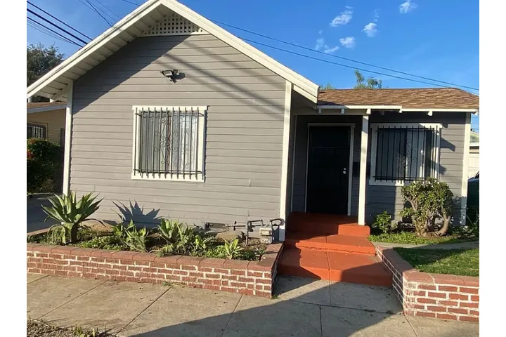 $1100 : Newly remodeled house - Centra image 1