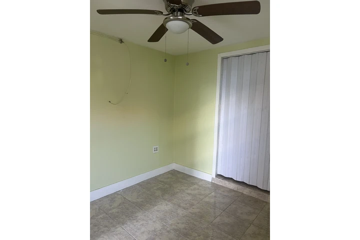 $1350 : Casita Pequena Estudio- image 7