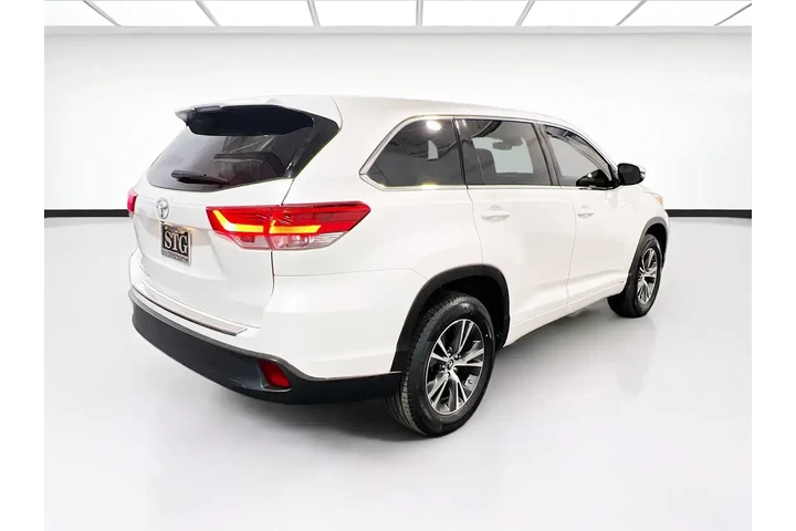 $19875 : Toyota Highlander 2017 LE 4d image 2