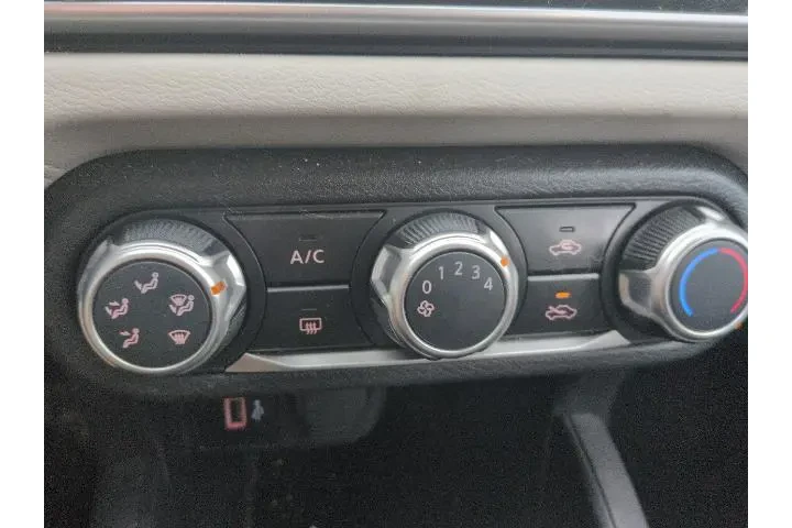 $13050 : Nissan Versa 2021 SV 4dr Sed image 10