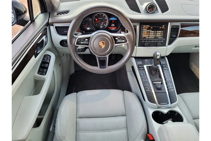 $30990 : 2016 Macan Turbo image 10