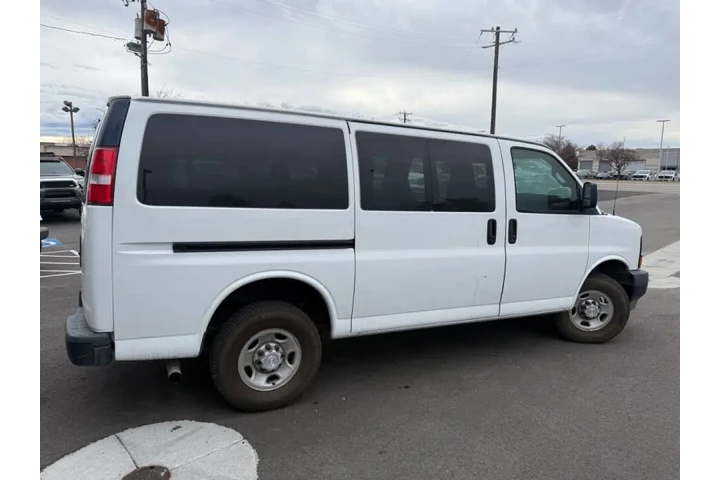 $15571 : 2017 Express 2500 image 2