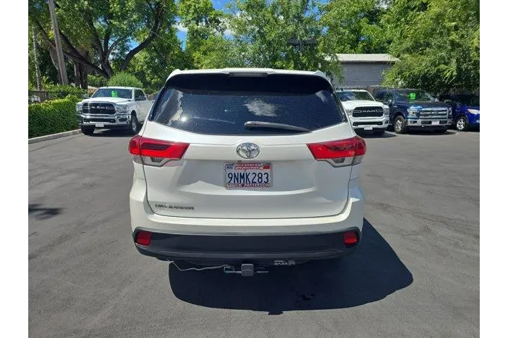 $14995 : Toyota Highlander 2017 LE 4d image 4