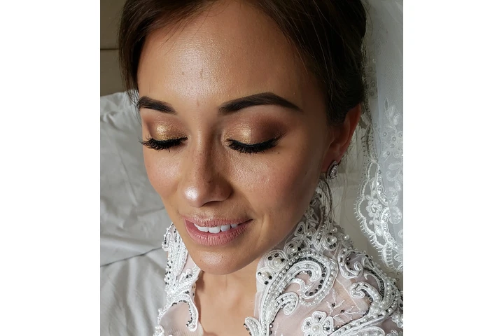 Maquillaje y Peinado image 1