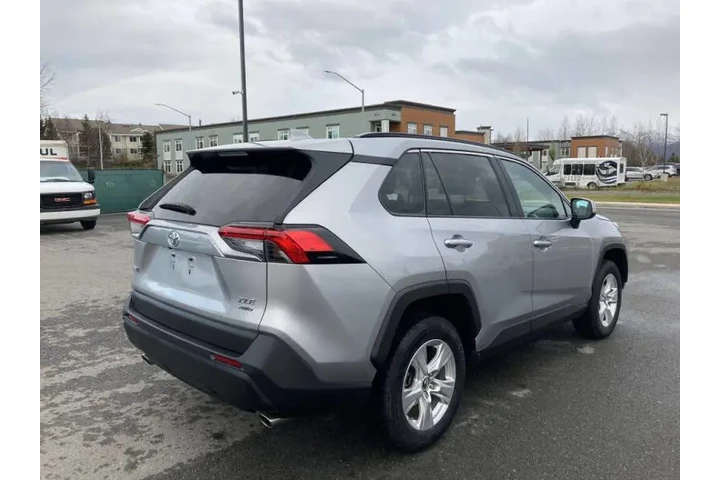 $28999 : 2020 RAV4 XLE image 6
