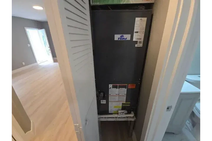 $800 : Neighborhood, fully remodel ! image 8