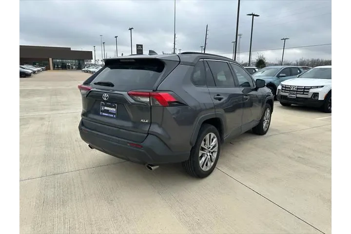 $20769 : Toyota RAV4 2019 XLE Premium image 5