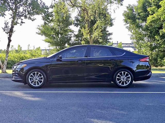 2017 Fusion SE image 4