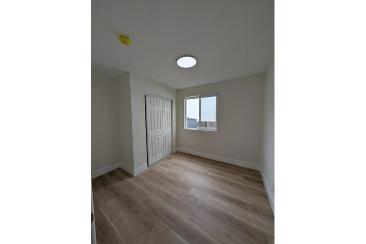$3800 : 629 E 83rd St 90001 disponible image 3