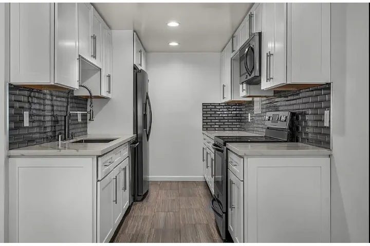 $2000 : 2 Bed Apt in Kenmore Ave, LA image 4