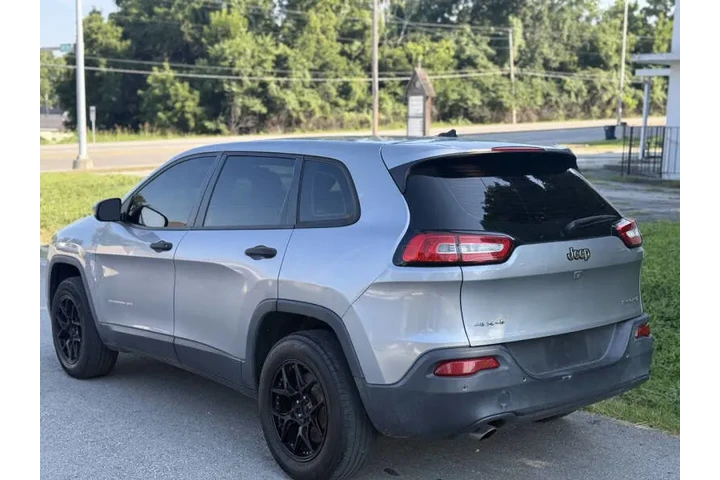 $5400 : 2014 Cherokee Sport image 3