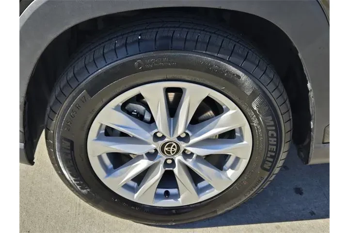 $19226 : Toyota Corolla Cross 2022 LE image 10