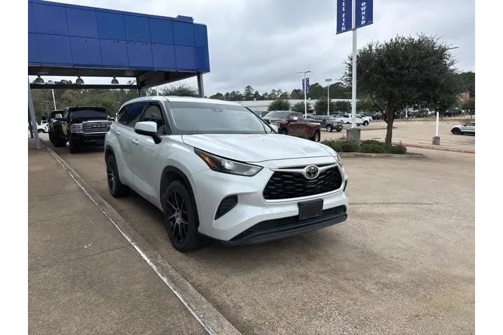 $26988 : Toyota Highlander 2022 L 4dr image 2