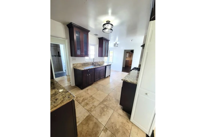 $2500 : 3 Bedroom Home In Koreatown image 4