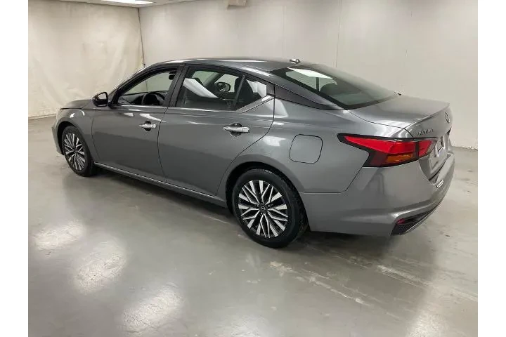 $17781 : Nissan Altima 2023 2.5 SV 4d image 3