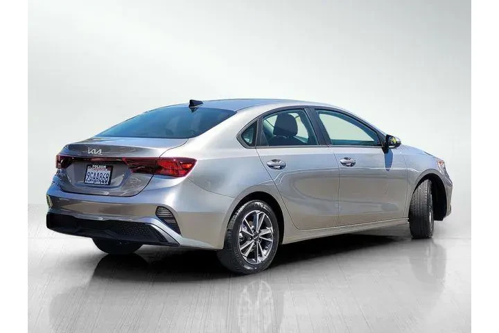 $19335 : Kia Forte 2023 LXS 4dr Sedan image 4