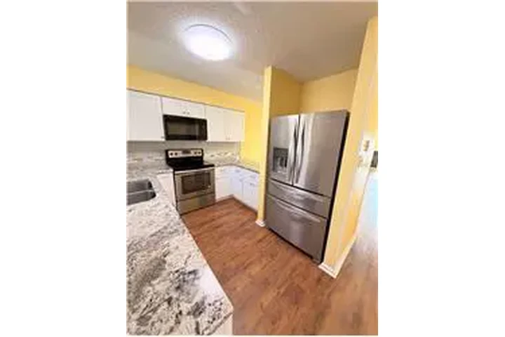 $2000 : Rental property with 3 bedro image 8