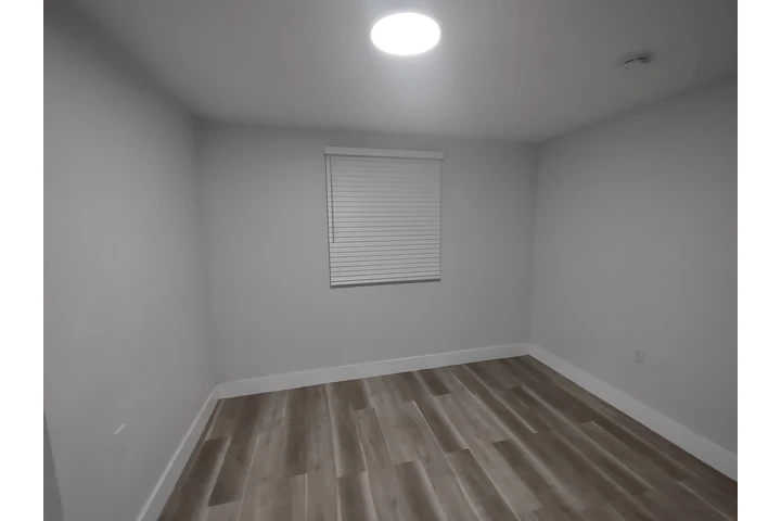 $2200 : Modern 2-Bed Home in Miami image 2