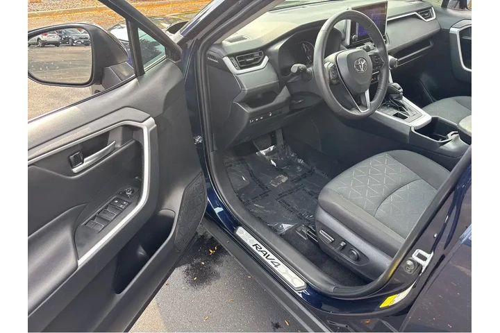 $31997 : Gold Certified2024 RAV4 XLE image 2